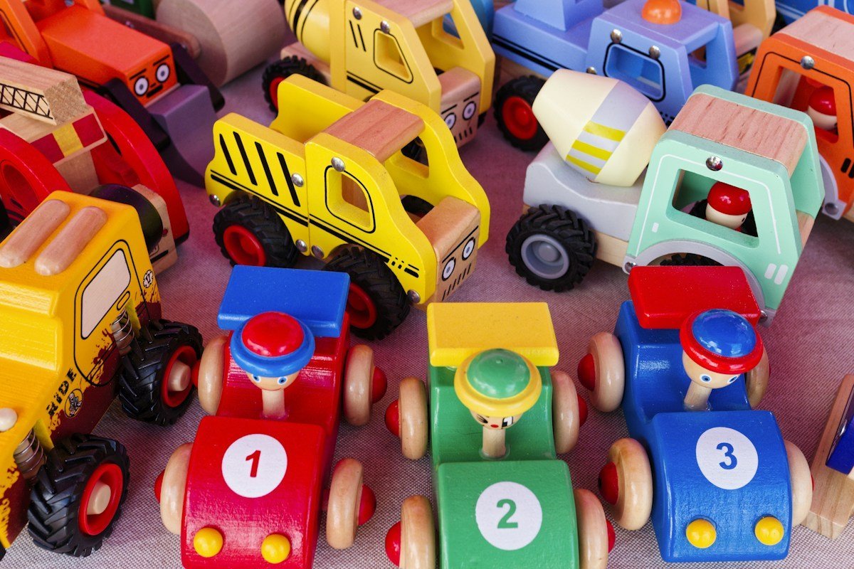 Bunte Holzautos mit Nummern