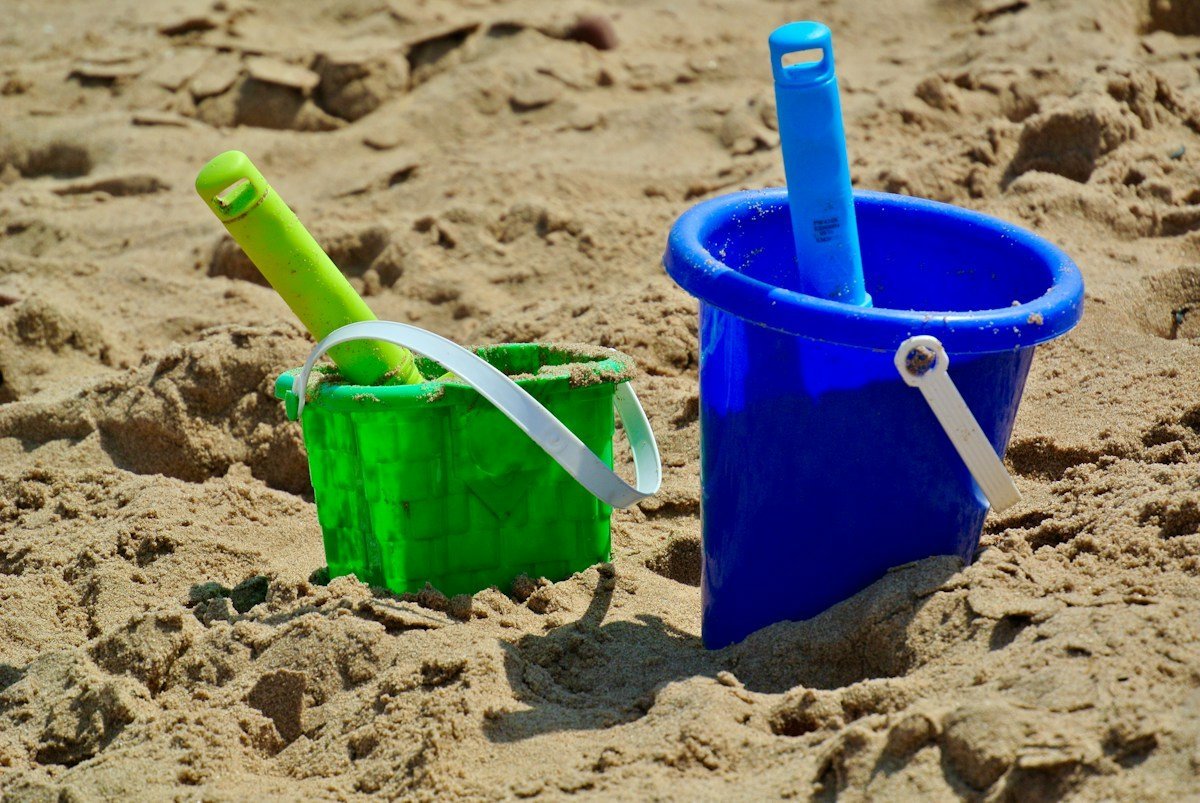 Sandeimer und Schaufeln im Sand
