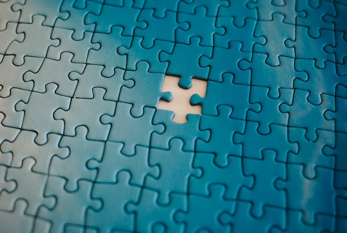 Blaues Puzzle mit einer einzelnen Lücke
