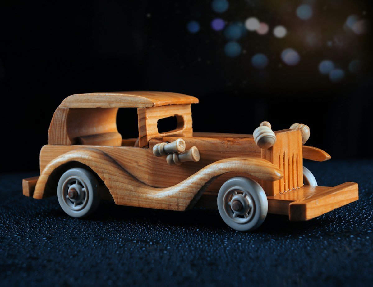 Altes Holzauto mit Holzrädern