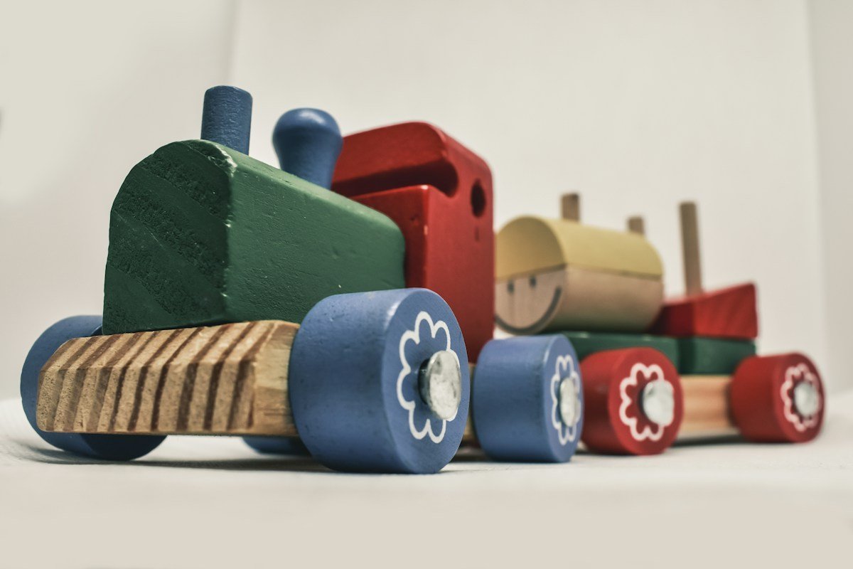 Bunte Holzlokomotive mit Waggons