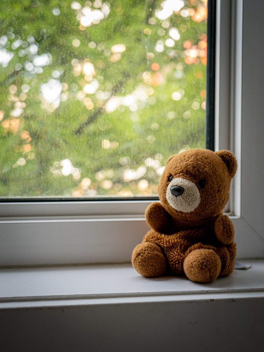 Kleiner Teddybär auf einem Fensterbrett
